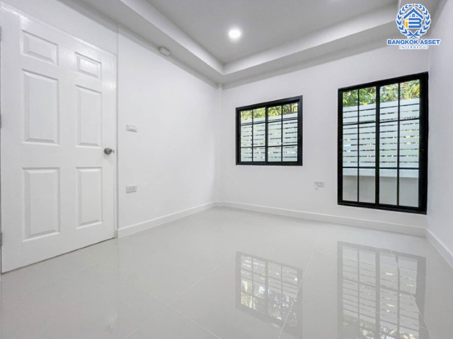 *****บ้านแฝดมือสองชั้นเดียว ย่านนนทบุรี ม.รวยรื่น ติวานนท์  บ้านสวยตกแต่งใหม่เหมือนมือหนึ่ง บนเนื้อที่ 32 ตร.ว. มาพร้อมฟังก์ชัน 3 ห้องนอน 3 ห้องน้ำ จอดรถ 1 คัน  บนทำเลศักยภาพ เชื่อมต่อถนนหลายเส้นทาง ใกล้จุดขึ้นทางด่วนงามวงศ์วาน และ รถไฟฟ้าสถานีกระทรวงสาธารณสุข เติมเต็มด้วยสิ่งอำนวยความสะดวกครบครัน